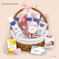 Cesta Mustela Bebe de color rosa con mimbre miel con productos Mustela de BebéChupete