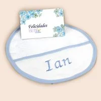 Bordado del nombre de recién nacido en babero de BebéChupete