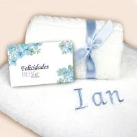 Bordado del nombre de recién nacido en capa de baño o toalla de BebéChupete
