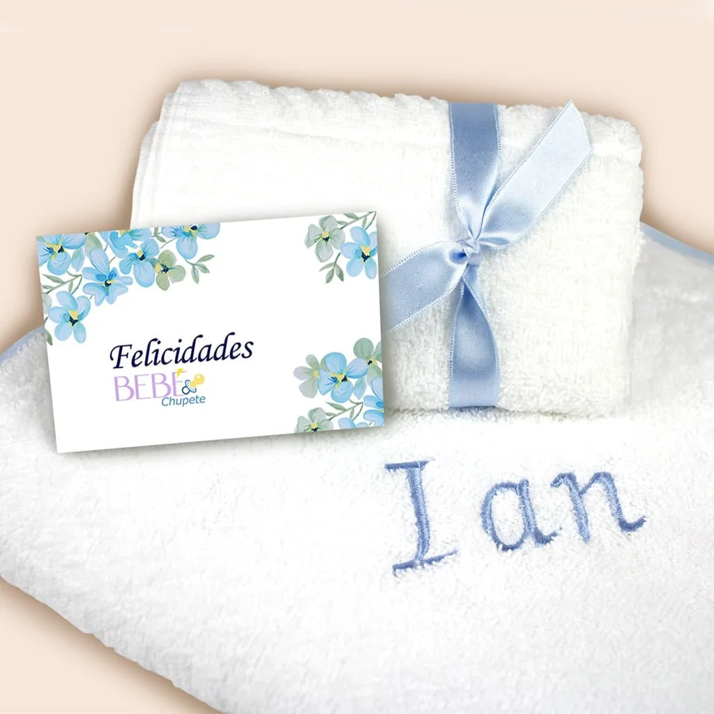 Bordado del nombre de recién nacido en capa de baño o toalla de BebéChupete