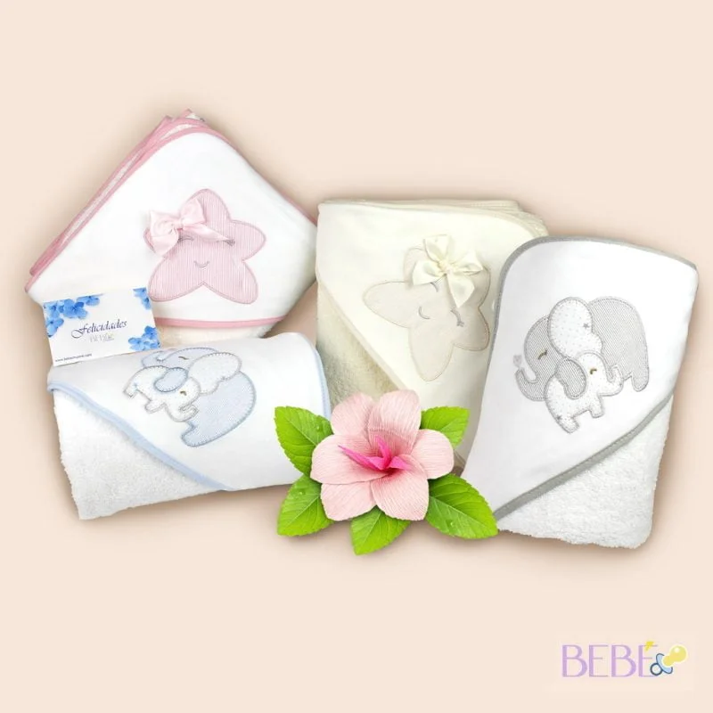 Capa de baño bebe personalizada con con nombre y con capucha