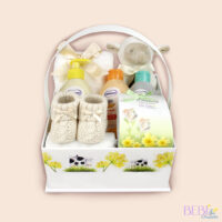 Caja en formato canastilla decorada con productos de Nenuco en color beige