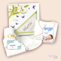 Regalo para bebe recien nacido con babero personalizado en color beige