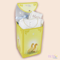 Regalo de Nacimiento en caja decorada con artículos de color beige