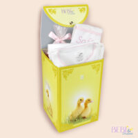 Regalo de Nacimiento en caja decorada con artículos de color rosa