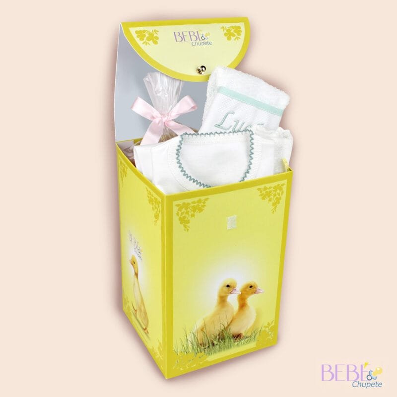 Regalo de Nacimiento en caja decorada con artículos de color verde