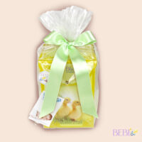 Precioso regalo de bebe recien nacido en caja decorada formato baúl con pomo, de Bebéchupete