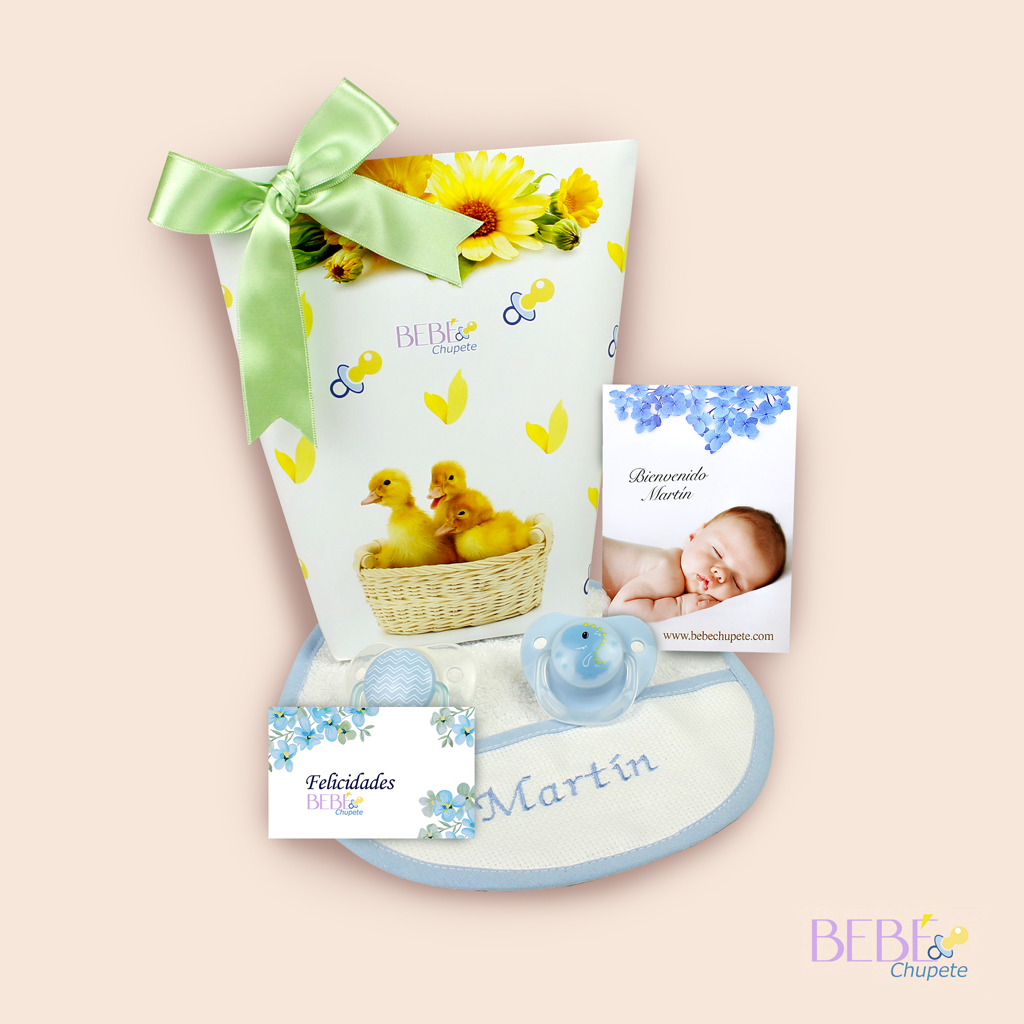 Regalo para recien nacido formado por babero personalizado y chupetes