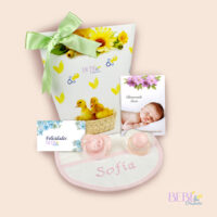 Regalo para recien nacido formado por babero personalizado y chupetes