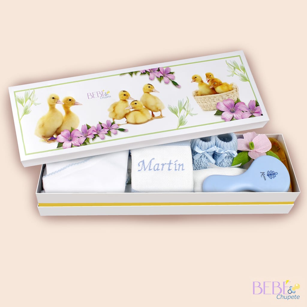 Regalo de bebe recien nacido en color azul y caja decorada