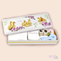 Regalo de bebe recien nacido en color beige y caja decorada