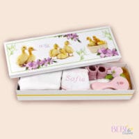 Regalo de bebe recien nacido en color rosa y caja decorada